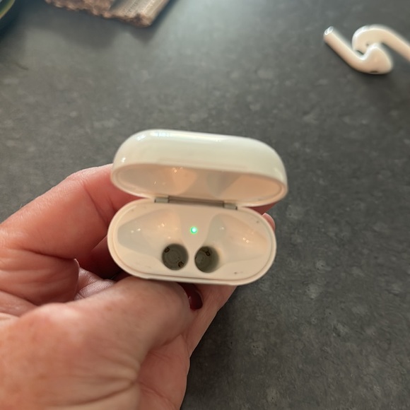 Apple AirPods - Picture 2 of 6